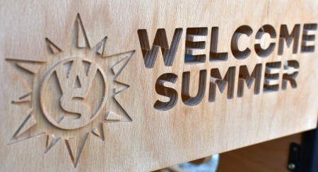 Drevené logo festivalu Welcome Summer, 2022
